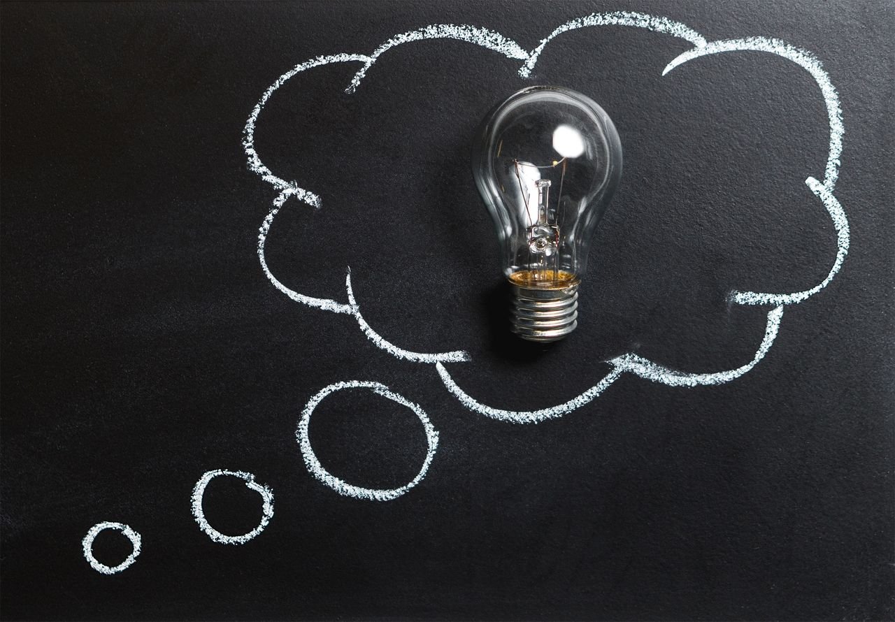 Concept de réussite entrepreneuriale avec idée simple