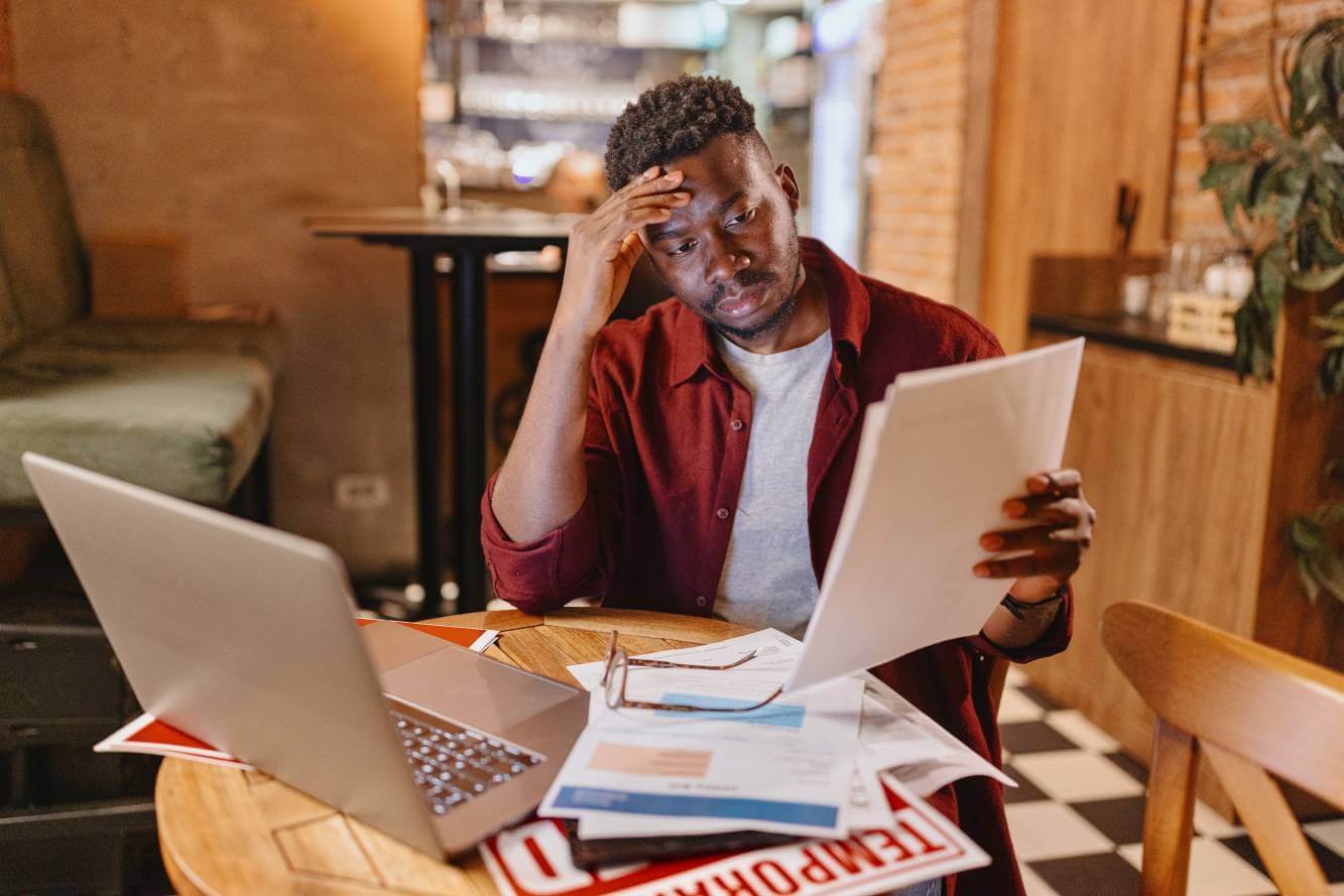 Entrepreneur stressé consultant des documents financiers