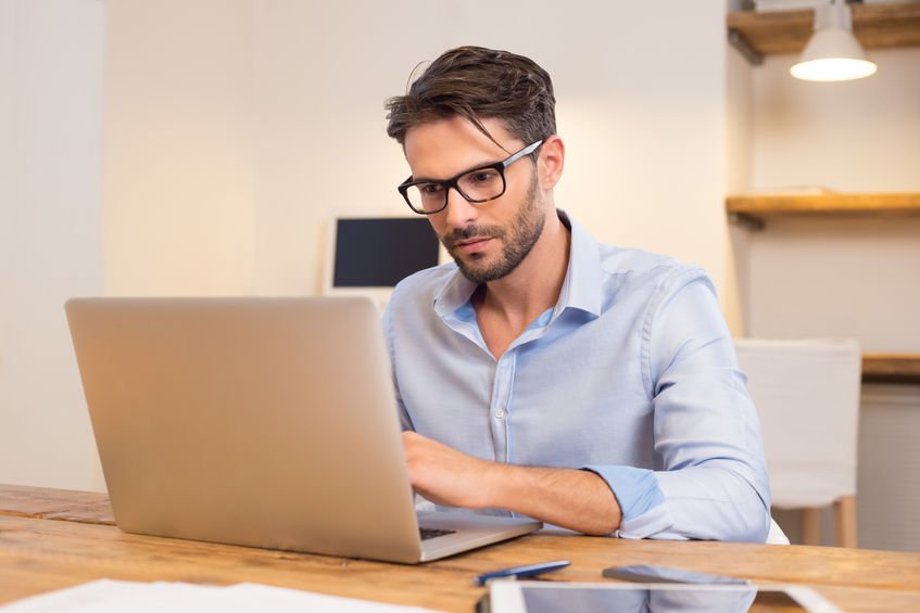 homme ordinateur pc